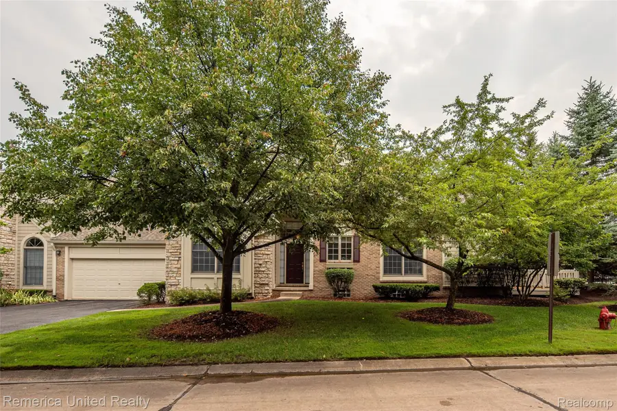 16766 Lochmoor Circle W, Northville, MI 48168 - #2