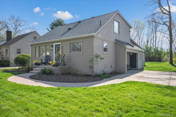 2155 Avondale Street, SylvanLake, MI 48320