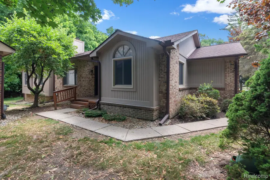 6353 Brookview Lane, West Bloomfield, MI 48322 - #2