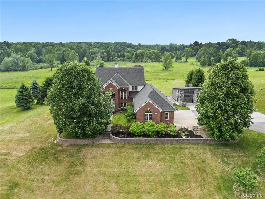 2160 W Buell Rd, Oakland, MI 48363 - #2