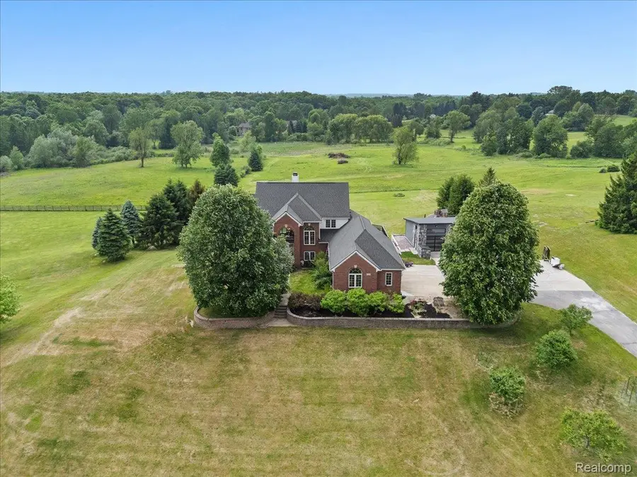 2160 W Buell Rd, Oakland, MI 48363 - #3