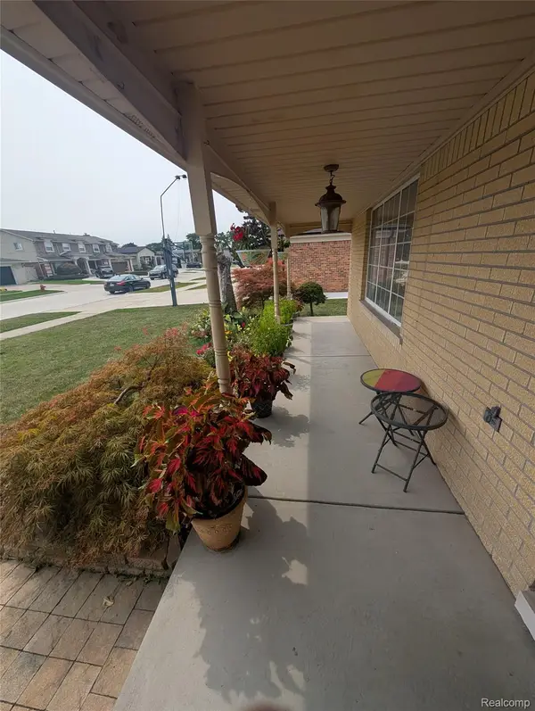 27072 Simone Street, DearbornHeights, MI 48127