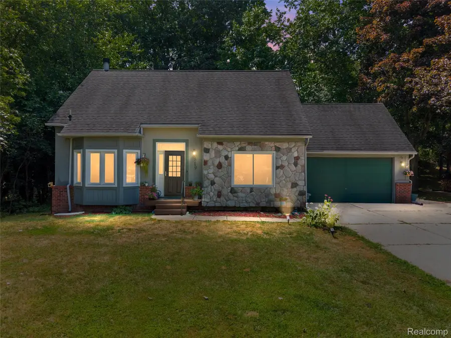 8819 Woodshire Drive, White Lake, MI 48386 - #2