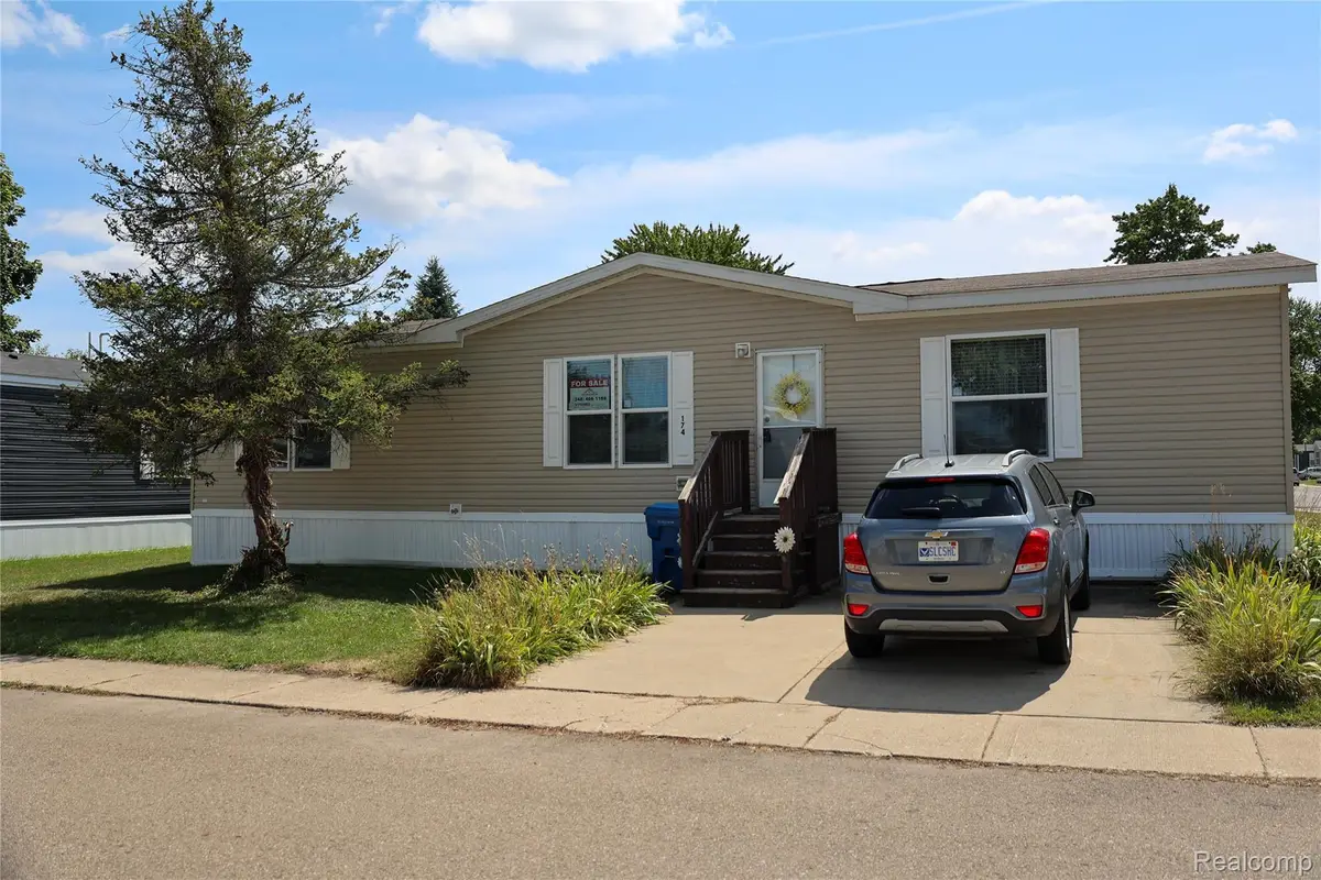 174 Suzanne Blvd, White Lake, MI 48386 - #1