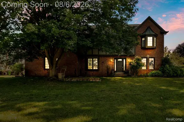 2765 Hunter Heights Drive Sw, WestBloomfield, MI 48324