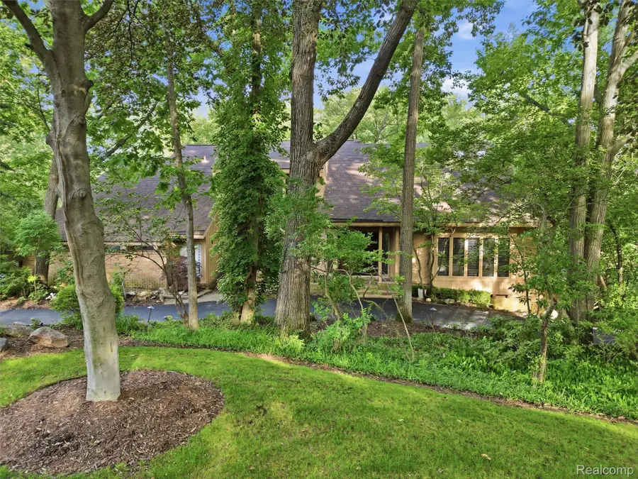 4751 Rolling Ridge Road, West Bloomfield, MI 48323 - #3