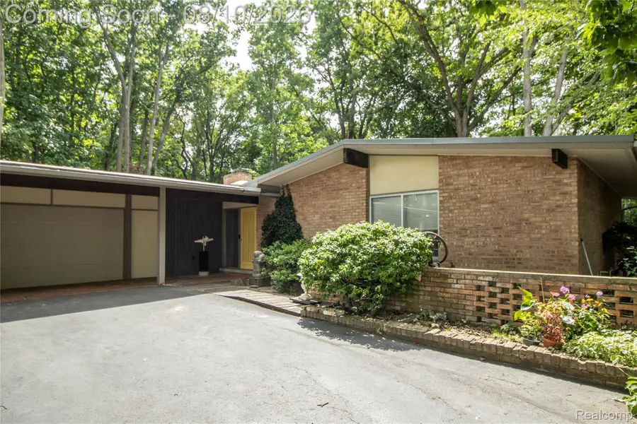 9302 Green Tree Drive, Grand Blanc, MI 48439 - #2