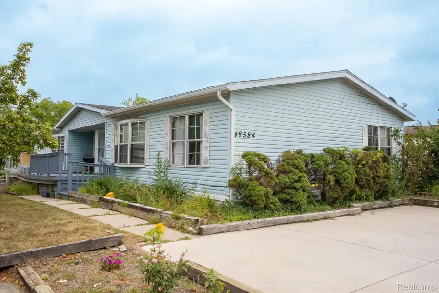 48584 Lakeview Circle, Utica, MI 48317 - #2