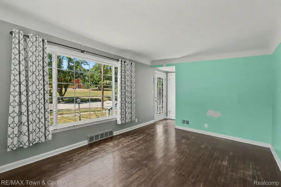 1115 E Vernon Drive, Flint, MI 48503 - #3