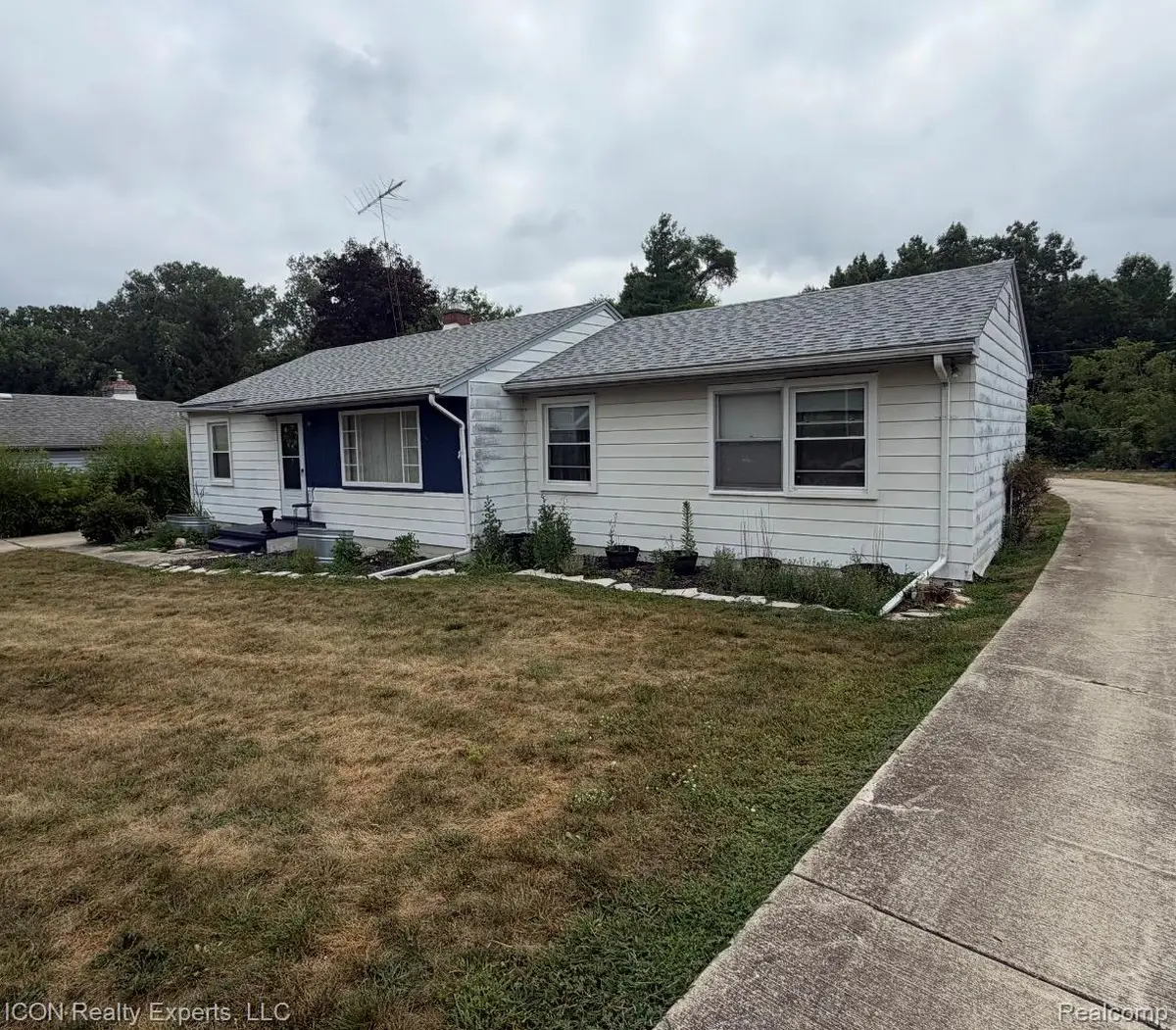 5718 Parkdale Drive, Utica, MI 48317 - #1