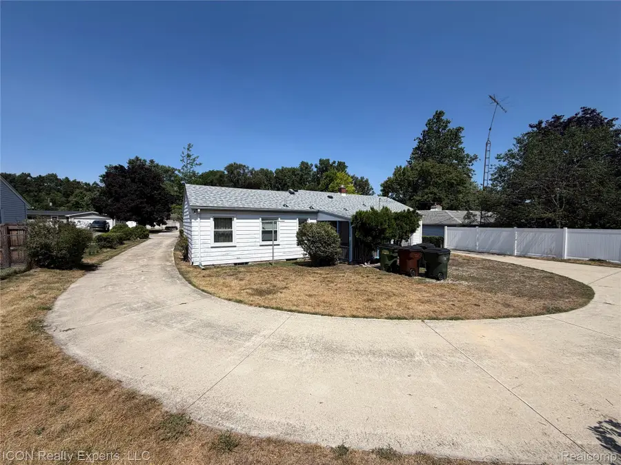 5718 Parkdale Drive, Utica, MI 48317 - #2