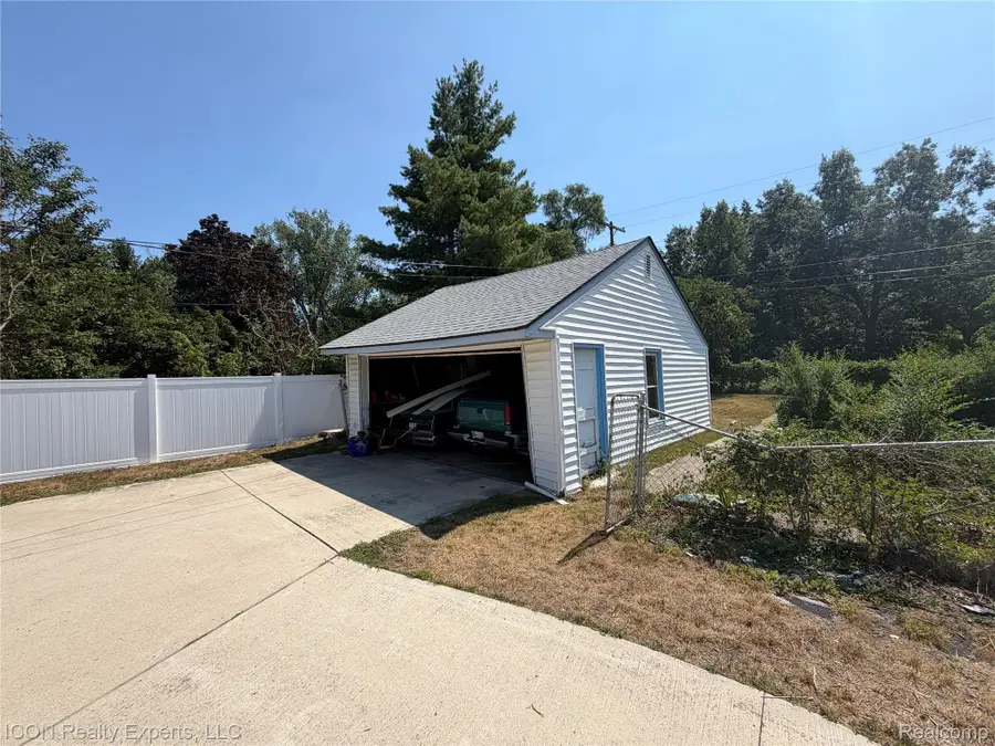 5718 Parkdale Drive, Utica, MI 48317 - #3