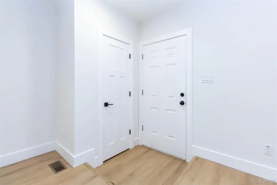 22707 Playview Street, Saint Clair Shores, MI 48082 - #3