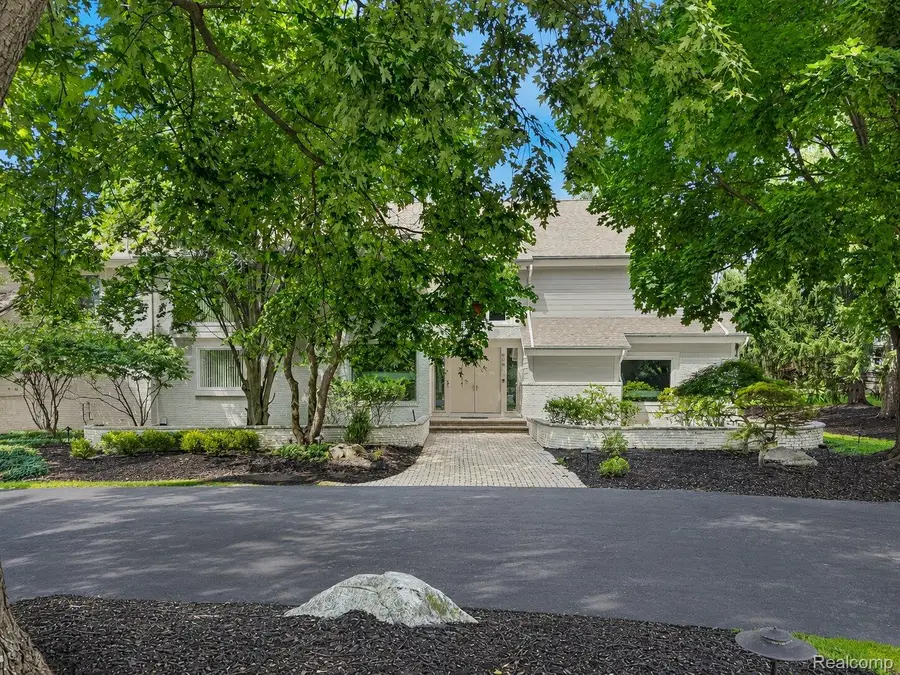 3894 Glen Falls Drive, Bloomfield, MI 48302 - #2