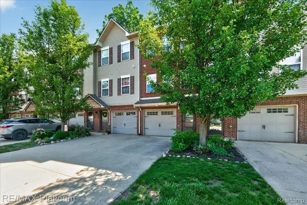 1602 Pinecroft Ln., Howell, MI 48855