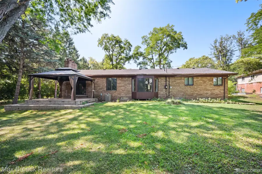 31034 Berryhill Street, Farmington, MI 48331 - #2
