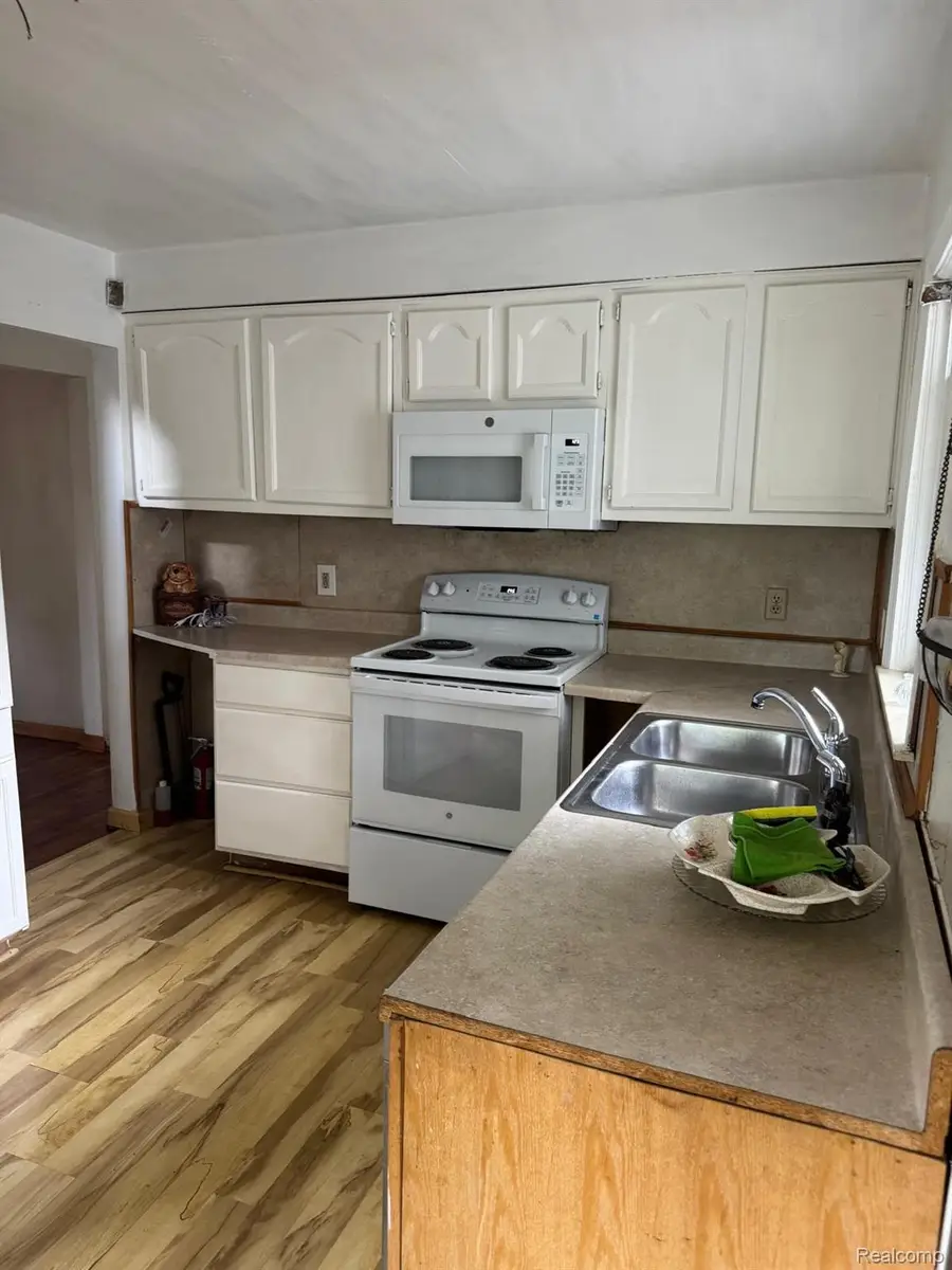 306 W Parkway Avenue, Flint, MI 48505 - #2