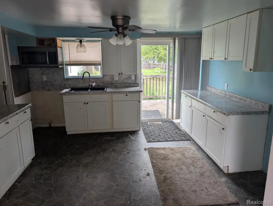 1334 Transue Avenue, Burton, MI 48509 - #3