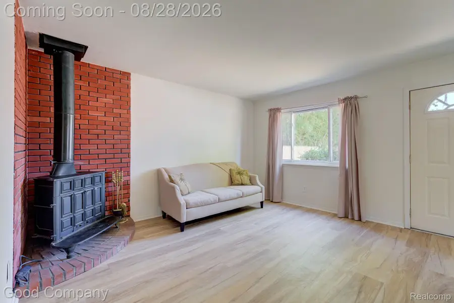 680 E Annabelle Avenue, Hazel Park, MI 48030 - #2