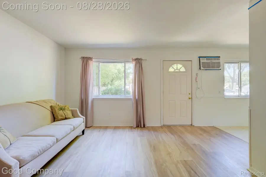 680 E Annabelle Avenue, Hazel Park, MI 48030 - #3