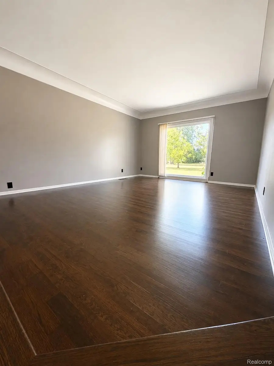 3441 E Maple Avenue, Burton, MI 48529 - #3