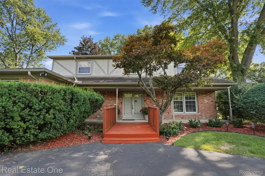 30752 Woodstream Court, Farmington Hills, MI 48334 - #2