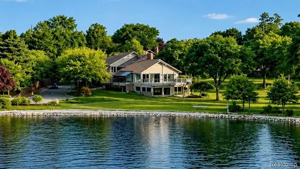 3850 Pine Harbor Drive, WestBloomfield, MI 48323