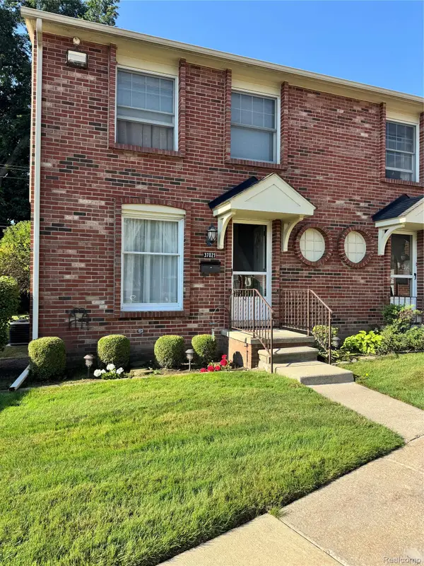 37021 Charter Oaks Boulevard #14, ClintonTownship, MI 48036