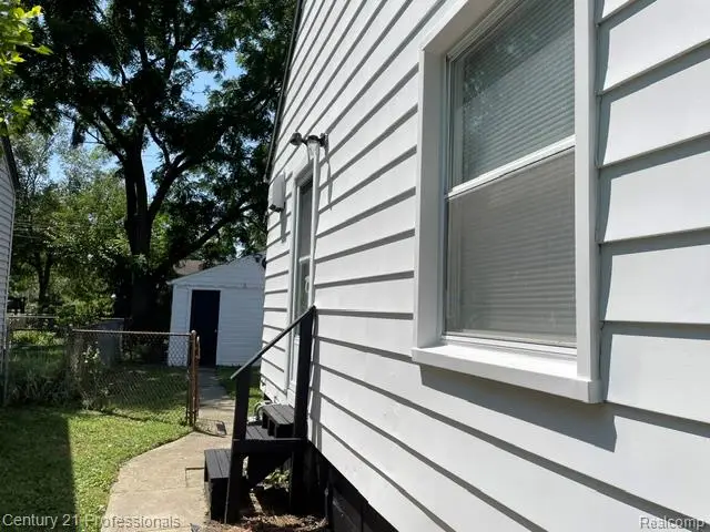 881 Garfield Avenue, Lincoln Park, MI 48146 - #3