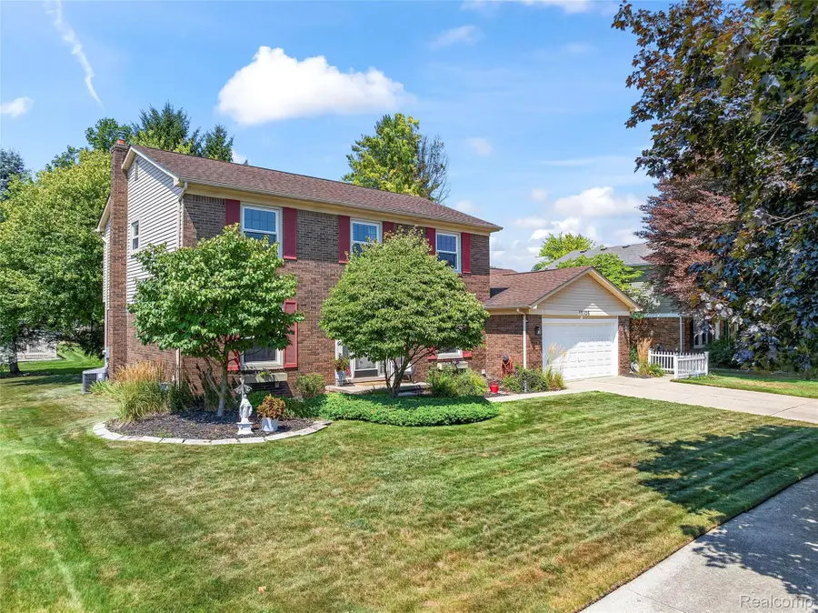 15105 Golfview Drive, Livonia, MI 48154 - #3