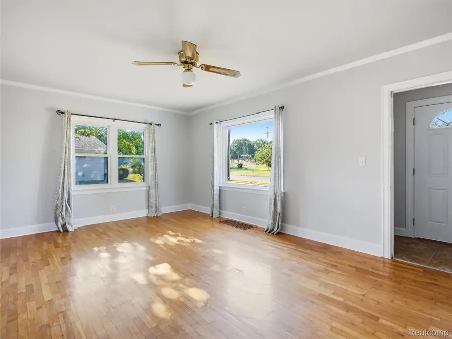 529 E Broad Street, Linden, MI 48451 - #2