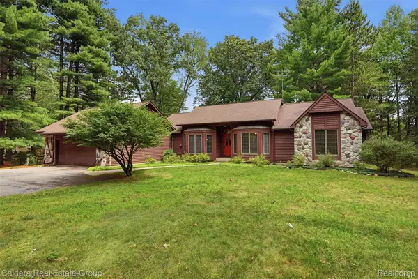8636 Hidden Lake Drive, Howell, MI 48855