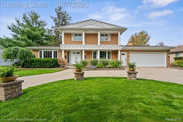 16 Crestwood Drive, GrossePointeShores, MI 48236