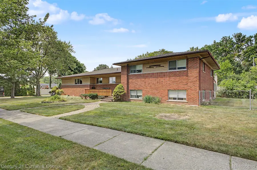 27110 Clairview Drive, Dearborn Heights, MI 48127 - #2