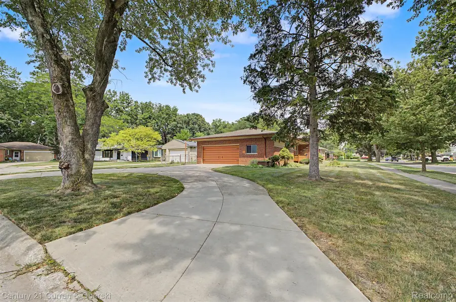 27110 Clairview Drive, Dearborn Heights, MI 48127 - #3
