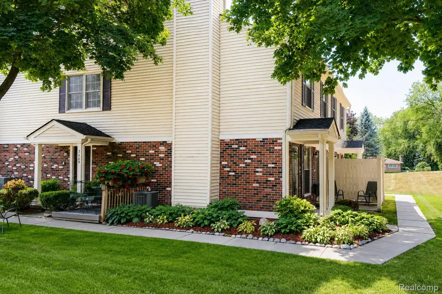 7666 Woodview Drive, Waterford, MI 48327 - #2