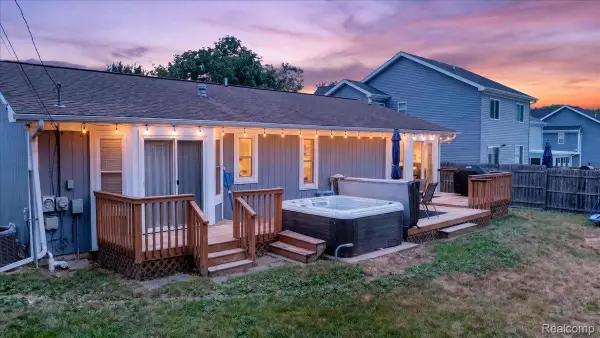 597 S Winding Drive, Waterford, MI 48328