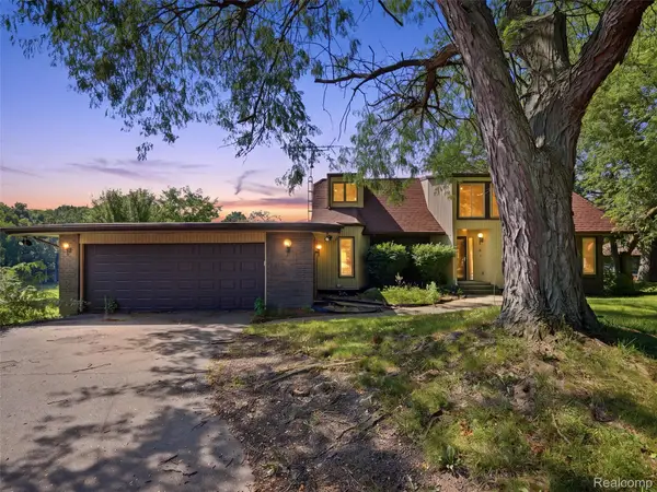 13490 Lakebrook Drive, Fenton, MI 48430
