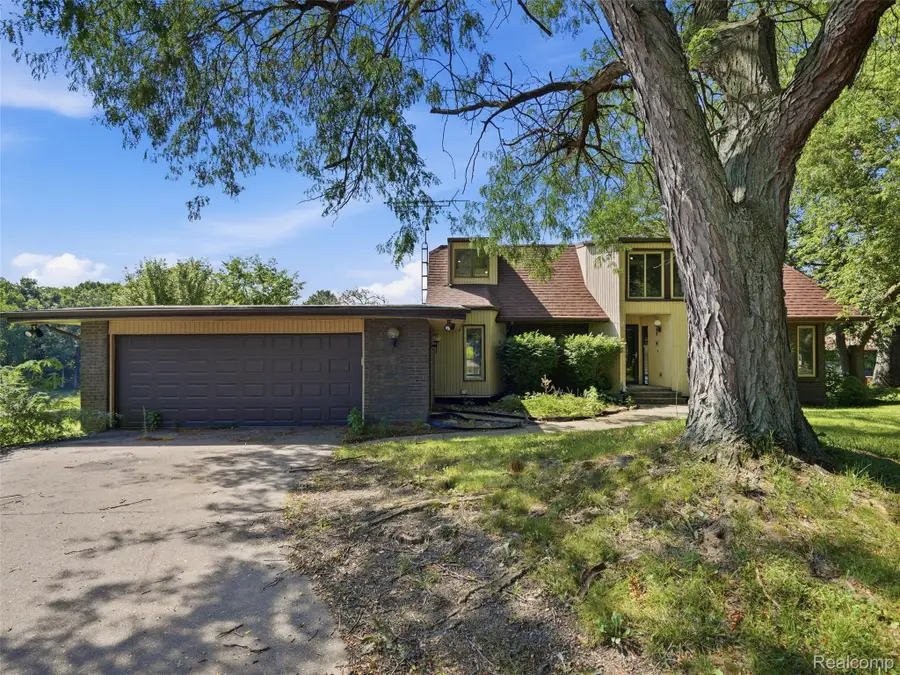 13490 Lakebrook Drive, Fenton, MI 48430 - #2