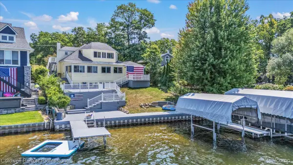 16 S North Shore Drive, LakeOrion, MI 48362