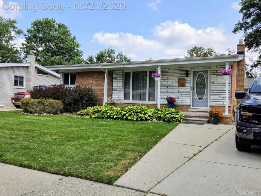 7426 N Charlesworth Street, Dearborn Heights, MI 48127 - #2