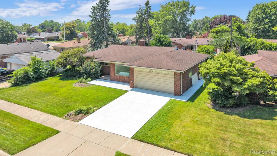 26327 Woodworth Circle, Dearborn Heights, MI 48127 - #2