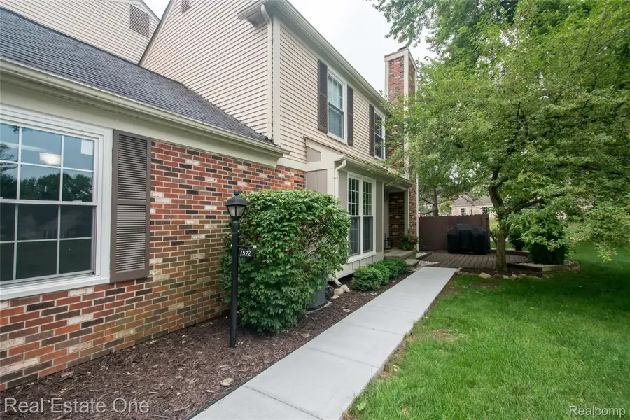 1572 Kings Cove Drive, Rochester Hills, MI 48306 - #2
