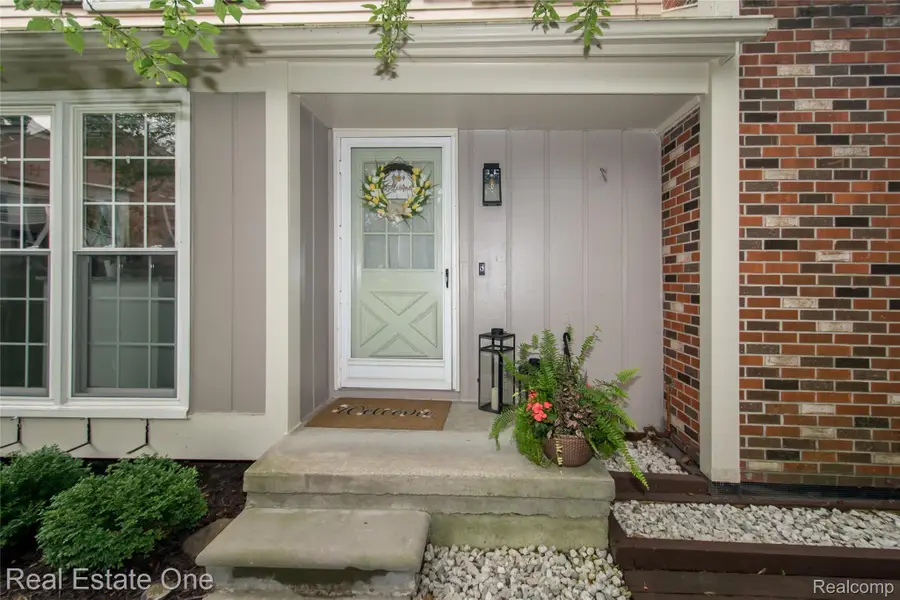 1572 Kings Cove Drive, Rochester Hills, MI 48306 - #3