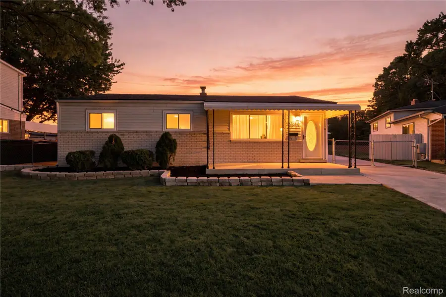 33687 Newport Drive, Sterling Heights, MI 48310 - #2