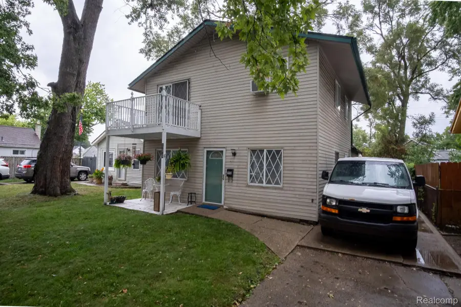 108 W Morehouse Avenue, Hazel Park, MI 48030 - #2