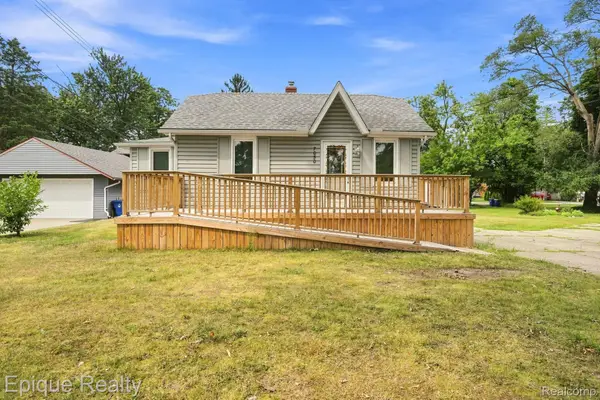 7050 Williams Lake Road, Waterford, MI 48329