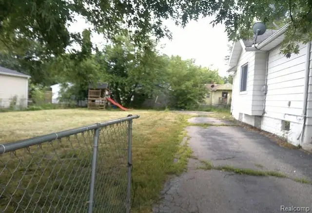 2054 E Parkwood Avenue, Burton, MI 48529 - #3