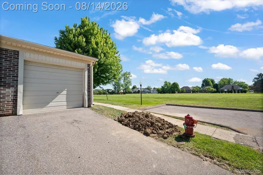 2824 Roundtree Drive, Troy, MI 48083 - #2