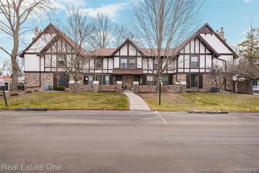 21901 Shore Pointe Lane #39, Saint Clair Shores, MI 48080 - #2
